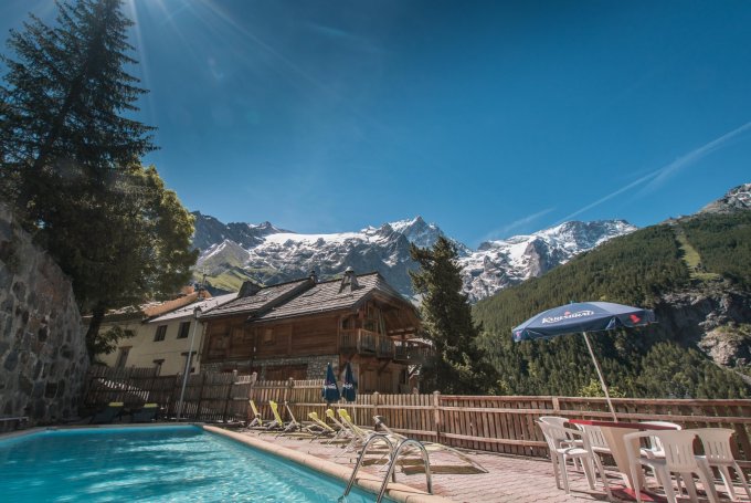 Vue sur la meije depuis la piscine de l’hôtel