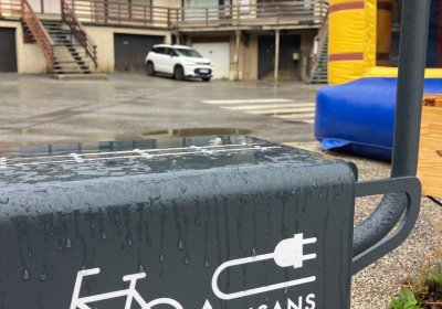 Borne de recharge pour vélo électriques – Place des Orgières