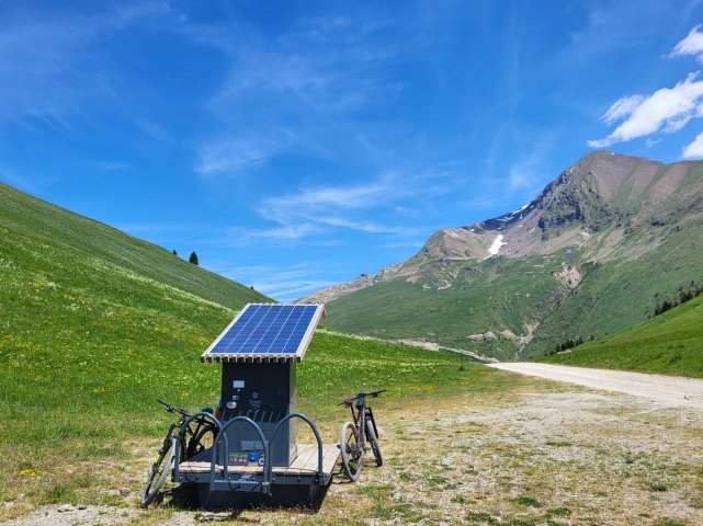 Station de recharge en-dessous du col de Cluy