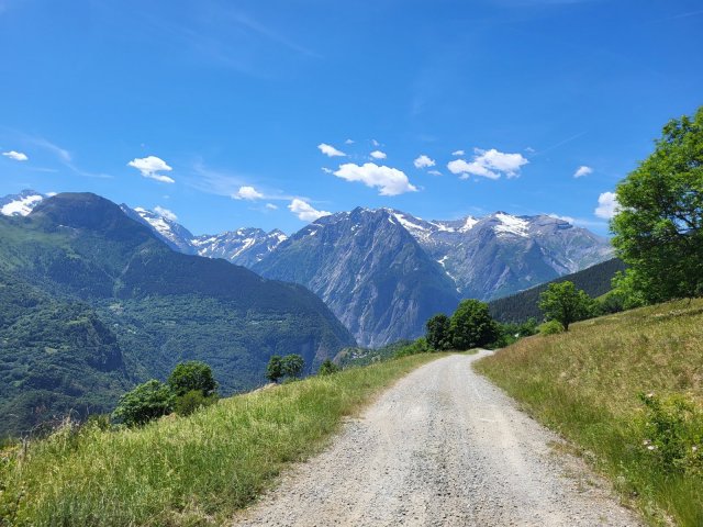 Vue sur les Écrins après le hameau de Cluy